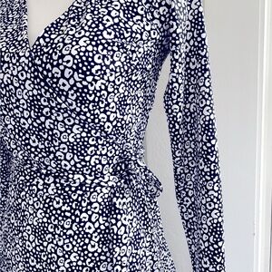 LOFT Black and White animal print V neck & long Sleeve wrap Dress Sz 0